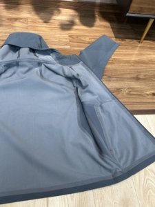 เสื้อแจ็คเก็ตกันลมสไตล์ OEM สำหรับฤดูหนาว คอตั้ง ปิดแบบสวมหัว ผลิตด้วยวิธีการทอผ้าแบบไม่ถักทอ - Product Image 5