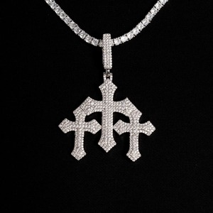 Pendentif triple croix en moissanite au design chrétien moderne avec argent 925 plaqué rhodium, bijoux religieux pour homme/unisexe à porter au quotidien - Product Image 1