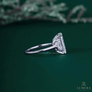 Bague de fiançailles en or blanc 18 carats avec trois diamants de laboratoire taille émeraude de 5,8 carats et pierres latérales trapézoïdales, certifiée IGI, luxe - Product Image 3