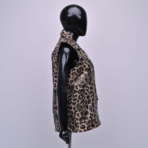 Chaleco de cuero genuino con estampado de leopardo para mujer, precio mayorista económico, con cierre de cremallera, cuello con muescas, ropa exterior con logotipo personalizado - Product Image 3