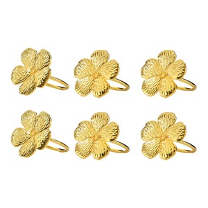 ที่ใส่ผ้าเช็ดปากรูปดอกแมกโนเลียสีทองเมทัลลิกสุดหรู สำหรับงานเลี้ยงอาหารค่ำอย่างเป็นทางการ แหวนผ้าเช็ดปากลายดอกไม้สีทองสุดประณีต - Product Image 1