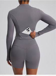 Conjunto Deportivo de 4 Piezas para Mujer, Leggings y Shorts con Efecto Levanta Glúteos, Sujetador Deportivo con Tirantes, Top Corto de Manga Larga - Product Image 3