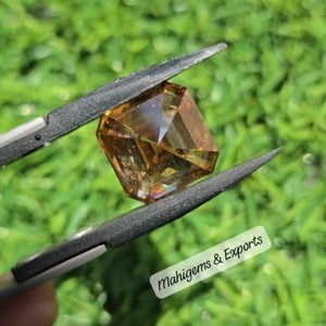 Moissanita de Corte Esmeralda Amarillo Champán de 112.15 CT, Claridad SI, con Certificado Incluido |   Piedra Decorativa Hecha a Mano con Forma Elegante - Product Image 2