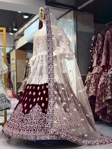 Lehenga Choli de Terciopelo Bordado Color Granate para Mujer con Dupatta de Red, Traje Tradicional para Bodas de India y Pakistán, Largo hasta el Suelo, Corte Regular - Product Image 2