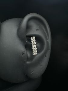 Pendiente de Barra Recta de Oro de 14K con Diamante, Diseño con Diamante Cultivado en Laboratorio con Engaste Invisible - Product Image 1