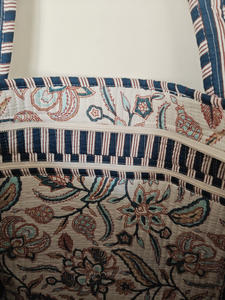 กระเป๋าโท้ทขนาดกลางลายดอกไม้แบบเย็บติดกัน  ปิดด้วยซิป หูหิ้วคู่ ใช้ซ้ำได้ เหมาะสำหรับใช้ในชีวิตประจำวัน ช้อปปิ้ง ไปเที่ยวชายหาด และเดินทาง - Product Image 6