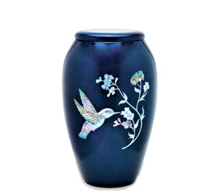 Incrusté de nacre crémation adulte urne pour les cendres unique fait de morceaux de MOP formant un colibri sur un fond marine - Product Image 1