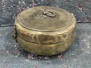 Recipiente Redondo de Latón Vintage para Almacenamiento de Alimentos con Tapa Metálica, Hermético, Hecho a Mano, Diseño Tradicional Indio - Product Image 5