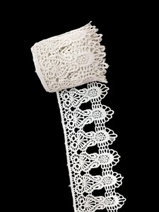 Ruban de dentelle en polyester blanc de qualité supérieure - Dentelle à bordure festonnée florale brodée vintage pour la couture, la confection de robes - Product Image 4