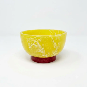 Tazón de Resina Amarilla Tallado a Mano con Patrón de Remolinos Blancos y Base Roja, Plato Decorativo para Servir Aperitivos y Frutas - Product Image 1
