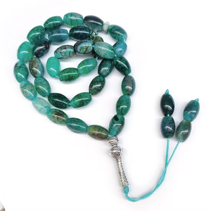 Cuentas de tasbih de piedra redonda en tono marrón degradado con un colgante de nudo plateado ornamentado, disponibles a precios de mayorista. - Product Image 2
