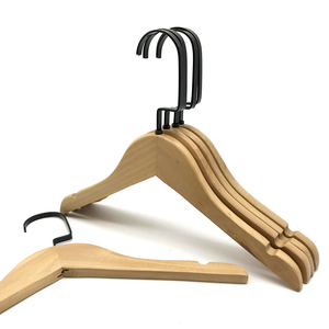 Perchas de Madera Clásicas de Alta Calidad y Duraderas, con Gancho Metálico y Logotipo Personalizado, para Abrigos, Trajes y Ropa Infantil - Product Image 3