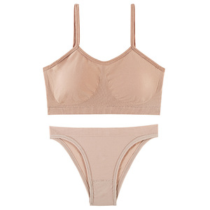 Ensemble de lingerie sans couture pour femme, bralette à maintien léger avec coussinets et culotte en jersey, élasthanne et nylon, lavable en machine - Product Image 1