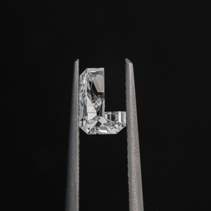 Diamante suelto de 1 quilate con certificación IGI, VVS, cultivado en laboratorio, corte elegante en forma de letra L, para la elaboración de colgantes, al mejor precio. - Product Image 1