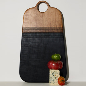 Cette planche à découper en bois bicolore présente un dessus naturel accentué par des bandes texturées en chevrons pour couper les légumes. - Product Image 5