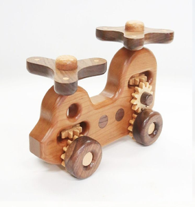 Camión de juguete clásico de madera con plataforma basculante funcional para transportar cargas. Disponible a precios de mayorista - Product Image 2