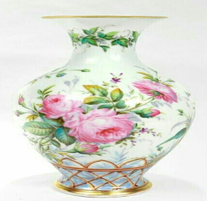 Vase rond en céramique blanche avec base en treillis bleu et illustrations de roses roses luxuriantes, disponible à prix de gros. - Product Image 1
