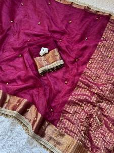 Sari Ghungroo en soie douce magenta tendance avec bordure en Zari doré et chemisier de créateur - Product Image 1