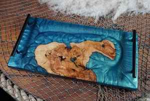 Plateau de service en bois d'olivier avec résine époxy effet vague océanique, coquillages marins, poignées noires, planche à charcuterie de luxe pour cuisine et salle à manger - Product Image 6