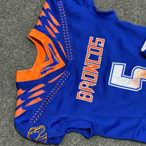 Maillots de football américain personnalisés Premium 2026 en tissu 100 % polyester, col en V, manches courtes, séchage rapide, tenue de football pour l'été - Product Image 5
