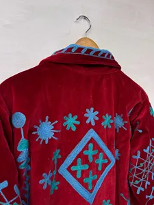 Chaqueta Larga Tradicional de Terciopelo Rojo con Bordado Suzani y Diseño Floral, Cuello Camisero Boho, Manga Larga, Ropa de Abrigo para Invierno - Product Image 2