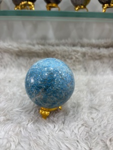 ทรงกลมอะพาไทต์สีน้ำเงิน โดดเด่นด้วยสีฟ้าแบบสีน้ำทะเล ขัดเงาเป็นรูปทรงกลม โปร่งแสง มีความลึก และมีความงามที่เป็นเอกลักษณ์ของแร่ธาตุ - Product Image 1