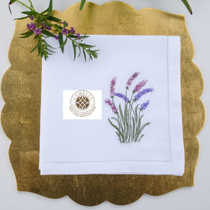 Serviette en lin avec broderie de lavande sauvage, tons violets délicats ajoutant un charme apaisant et raffiné à la table. - Product Image 1