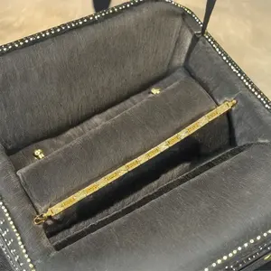 กำไลข้อมือทองคำ 22K ลายเรขาคณิต ดีไซน์หรูหราสำหรับผู้ชายและผู้หญิง พร้อมดีไซน์ลายแบบดั้งเดิมและตัวล็อกที่ปลอดภัย - Product Image 2