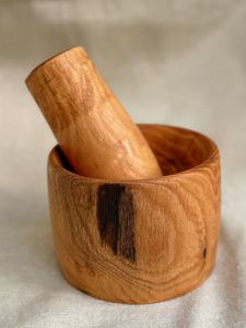 Juego de mortero y pilón de madera con acabado natural para moler hierbas, especias, semillas, ajo e ingredientes secos - Product Image 6