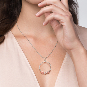 Nuevo colgante minimalista de plata de ley 925 maciza con piedras de coral engastadas en garra, para uso diario, joyería fina para mujer. - Product Image 6