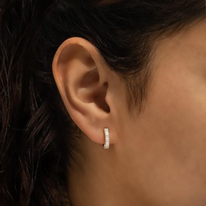 Pendientes de aro tipo huggie de oro blanco de 14k con diamantes baguette, delicados, con engaste de canal, brillantes, de lujo, para boda, minimalistas, apilables, finos - Product Image 4