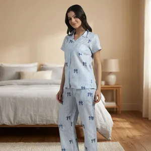 Ensemble de pyjama pour femmes, bleu rayé, imprimé nœud, manches courtes, boutons sur le devant, vêtements de nuit en coton, style printemps confortable - Product Image 3