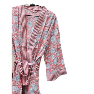 Robe de nuit kimono longue en coton pur rose clair à imprimé floral fait main pour femme, col en V, élastique, idéale pour l'été - Product Image 3