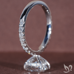 Anillo con Halo Oculto de Diamante Cultivado en Laboratorio con Corte Cojín Alargado de 2CT, Certificado por IGI |   Anillo de Oro Sólido de 10k con Acentos Solitarios - Product Image 2