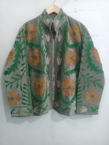 Hermoso Abrigo Bohemio de Moda India, Impresionante Chaqueta de Mujer de Terciopelo Verde Hecha a Mano con Bordado Suzani para Invierno - Product Image 3