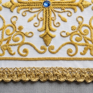 Voile de châle d'église brodé à la main en fils d'or |   Pochette liturgique en soie blanche avec croix et pierre bleue pour la messe et les services d'autel - Product Image 2