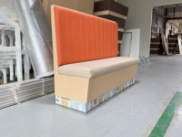Banquette de restaurant moderne rembourrée en cuir artificiel orange et beige avec dossier en forme de canal, banc de salle à manger commercial pour café et bar