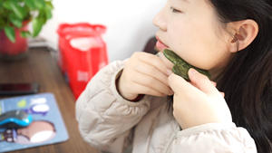 Outil <span class=keywords><strong>de</strong></span> massage facial <span class=keywords><strong>Gua</strong></span> <span class=keywords><strong>Sha</strong></span> Top BeautifulGHM 2025 : Jade Xiuyan vert en forme <span class=keywords><strong>de</strong></span> cœur, <span class=keywords><strong>Gua</strong></span> <span class=keywords><strong>Sha</strong></span> en <span class=keywords><strong>pierre</strong></span> naturelle pour 6 <span class=keywords><strong>bienfaits</strong></span> pour la peau - Product Image 6