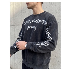 Sudadera negra con efecto acid wash y detalles gráficos tribales blancos intrincados, con la marca Born Raez. - Product Image 1