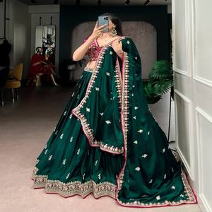 Ensemble Lehenga Choli en soie VASTRA COTTAGE avec broderie de paillettes et fils, double cancan, jupe ample, avec chemisier, tenue de mariée et de soirée - Product Image 5