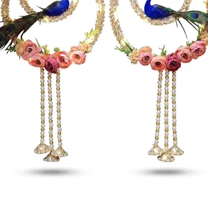 Élégante Décoration Florale de Porte Paon avec Fleurs Blanches, Roses Roses, Guirlandes de Perles et Clochettes Décoratives pour la Maison, les Mariages et les Fêtes - Product Image 3