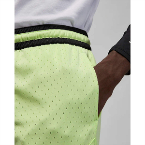 Pantalones cortos de baloncesto para hombre con forro interior de compresión, transpirables, con estampado completo, ideales para entrenamiento funcional y juego. - Product Image 3
