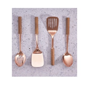 Ensemble d'outils de service et de cuisson en cuivre plaqué de qualité supérieure |   Collection de 4 ustensiles de cuisine robustes avec poignées en bois naturel | - Product Image 4