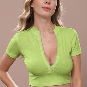 Camiseta corta moderna para mujer con mezcla de algodón suave, camiseta corta para un look urbano. - Product Image 2
