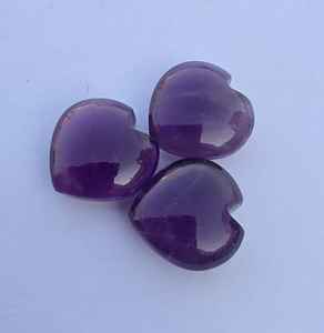 อเมทิสต์ธรรมชาติรูปหัวใจทรงบริโอเล็ตแบบคาโบชอง ขนาดมาตรฐาน ขายส่ง อัญมณีเม็ดเดี่ยว คริสตัลบำบัด - Product Image 5