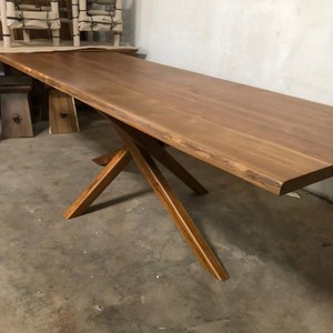 Grande table à manger en teck massif, 12 à 14 places, style moderne, bord brut, pieds croisés, table de banquet, personnalisable, mobilier pour la maison - Product Image 1