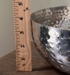 Bol en argent martelé avec branche florale dorée, accent feuille d'argent et fleur dorée, centre de table botanique martelé - Product Image 6
