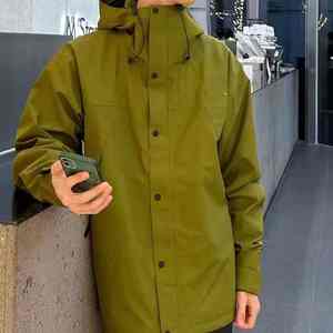 Veste de ski pour homme en nylon Taslan, prête à porter, imperméable, coupe-vent, respirante, écologique, avec capuche. - Product Image 1