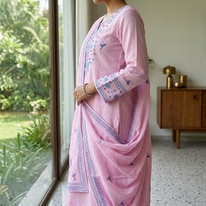Traje de Algodón Chikankari Hecho a Mano en Tono Pastel para Mujer, Conjunto Elegante y Femenino - Product Image 1
