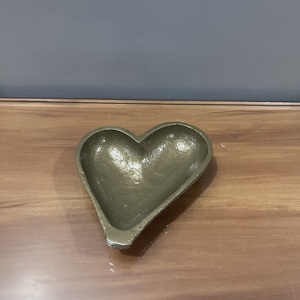 Bandeja Decorativa de Aluminio con Forma de Corazón, Diseño Artesanal Moderno, Acabado Dorado, para Decoración del Hogar, para el Día de San Valentín, Aniversario - Product Image 1